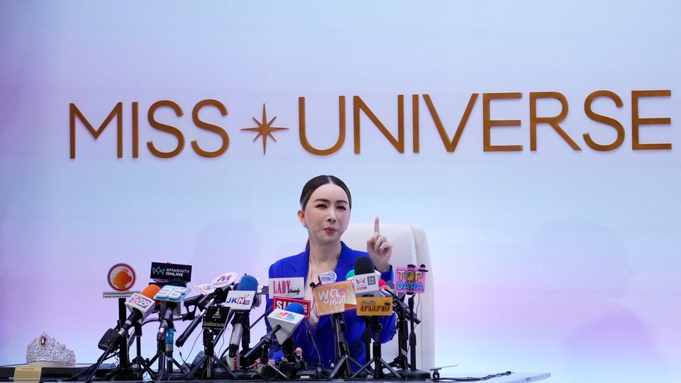 Tailandia congela los activos de la copropietaria de Miss Universo que sigue prófuga