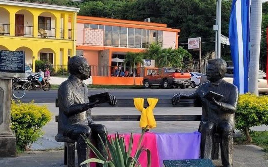 Un estadounidense fue expulsado de Nicaragua por orinar una escultura de Rubén Darío en San Juan del Sur