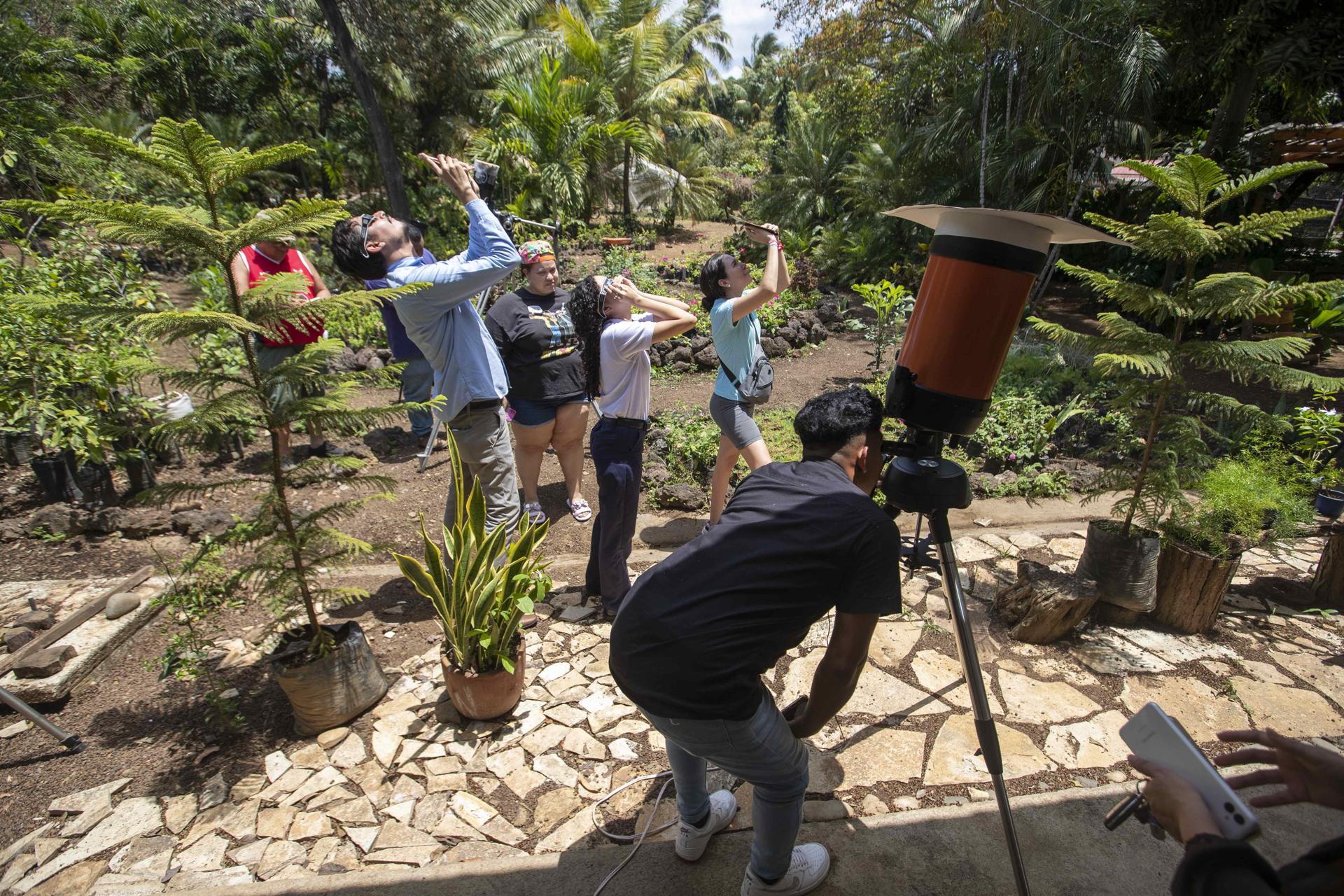 Nicaragüenses se reúnen para contemplar el eclipse solar parcial en el país