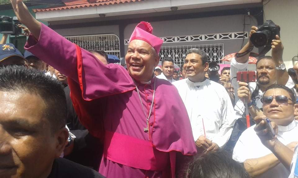 León recibe a su nuevo pastor, inicia ceremonia de investidura de Sócrates René Sándigo