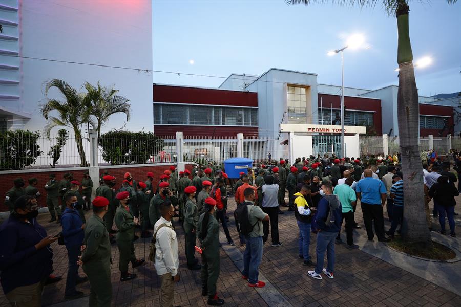 Abren los primeros centros de votación en Venezuela para las elecciones regionales y locales
