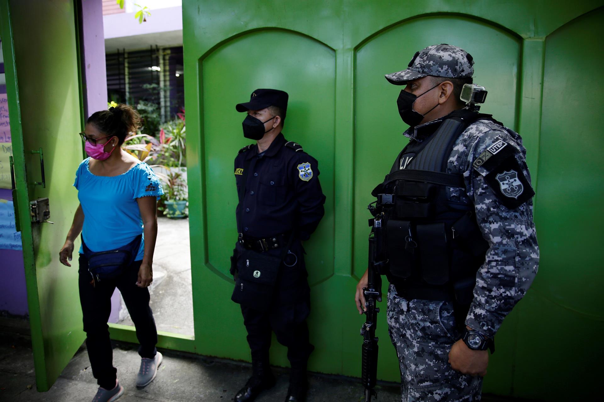 Operativo contra oenegés en El Salvador, defensores de DD.HH. advierten de persecución