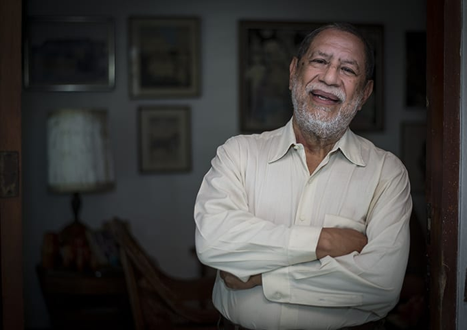 Policía no permite entregar ni una sábana a Edgard Parrales para soportar el frío