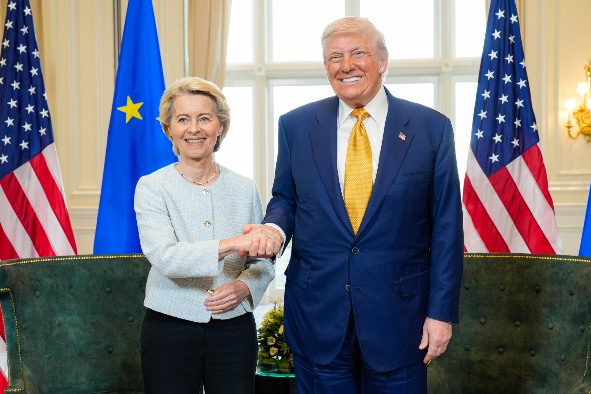 EEUU y la UE evitan una guerra comercial al pactar aranceles del 15 % a productos europeos