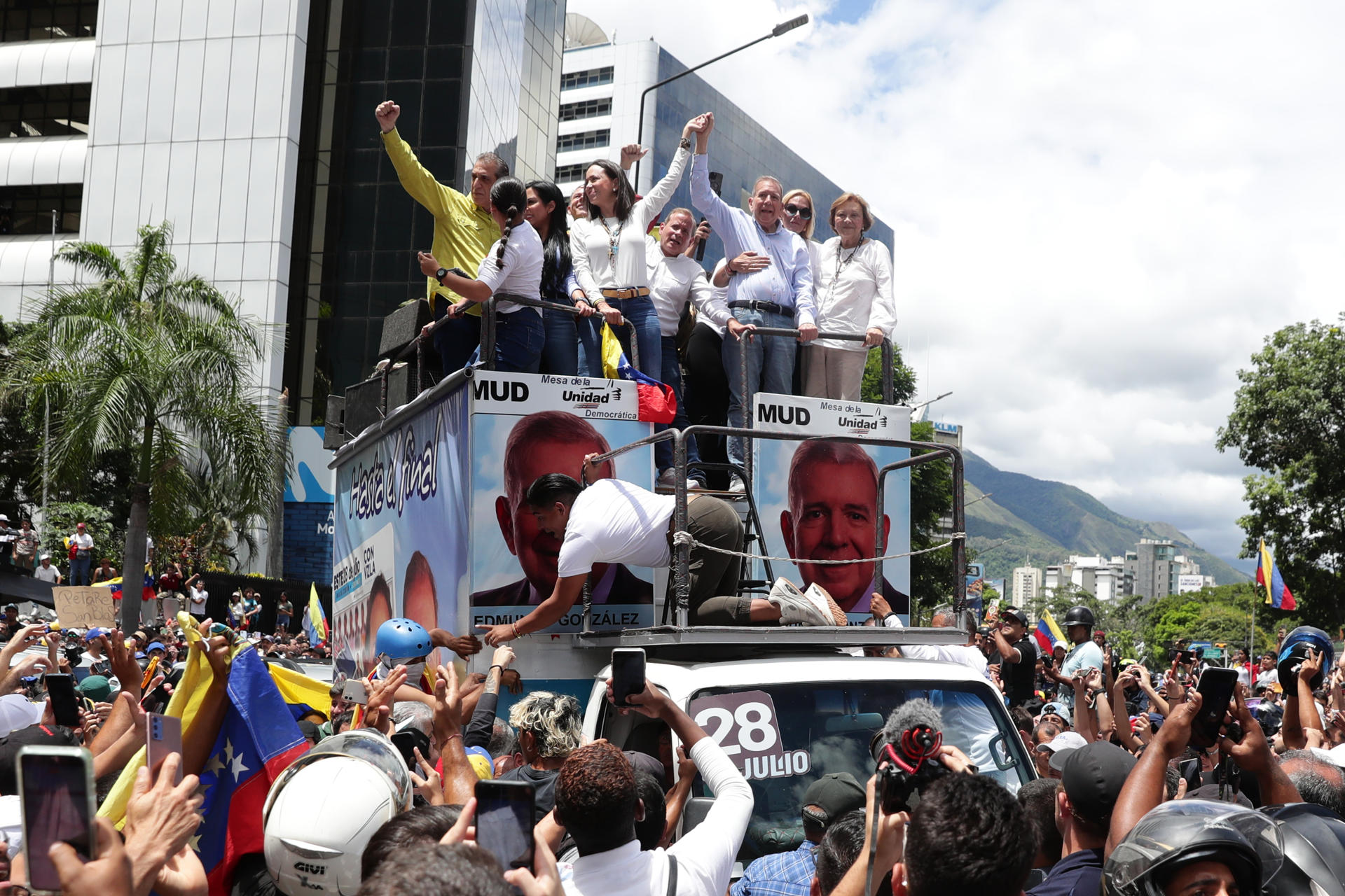 Miles de venezolanos se manifiestan en segundo día por lo que consideran fraude electoral
