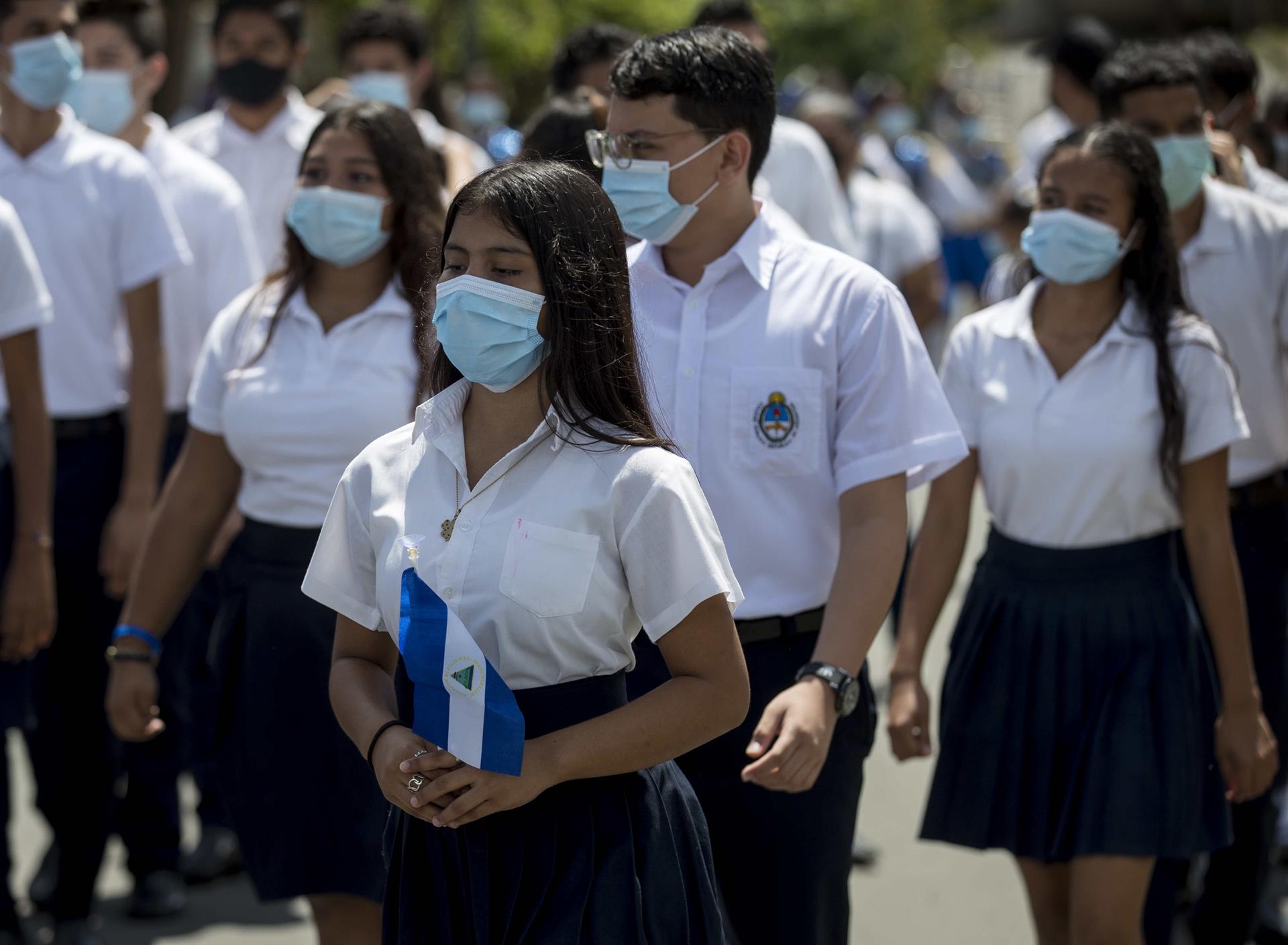 Régimen reparte C$65 millones en bonos de mil entre bachilleres