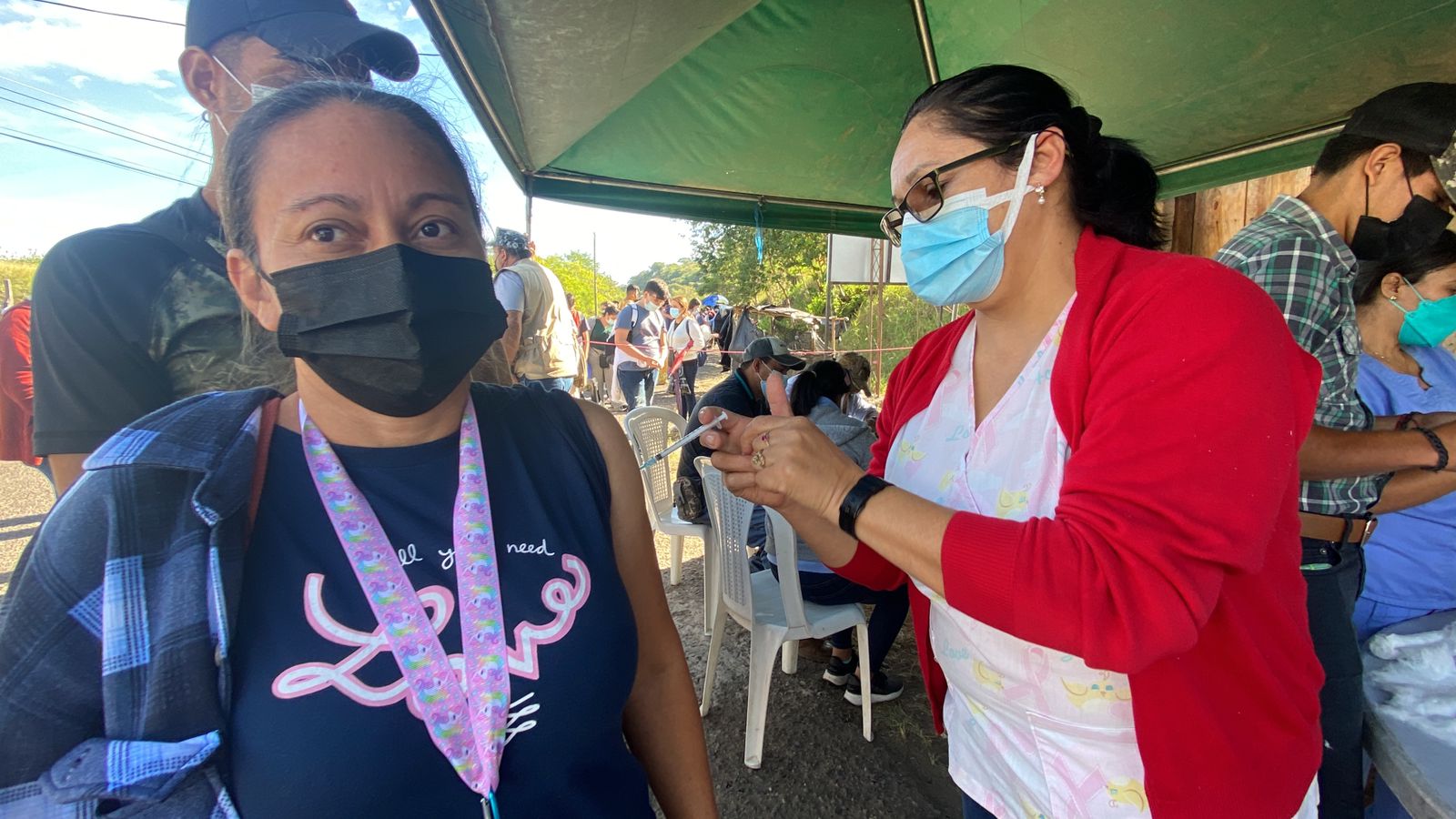 Este 2 de diciembre Honduras retoma vacunación a nicaragüenses. Estos son los requisitos
