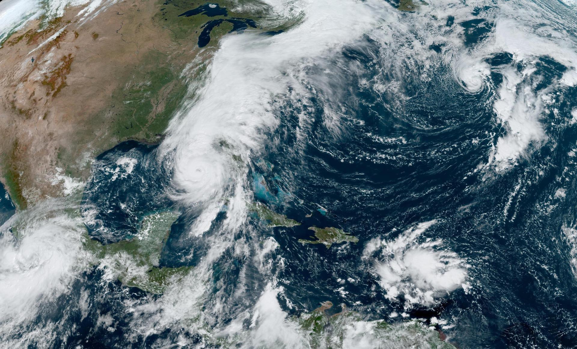 Helene se degrada a depresión, mientras huracán Isaac y tormenta Joyce no muestran amenaza