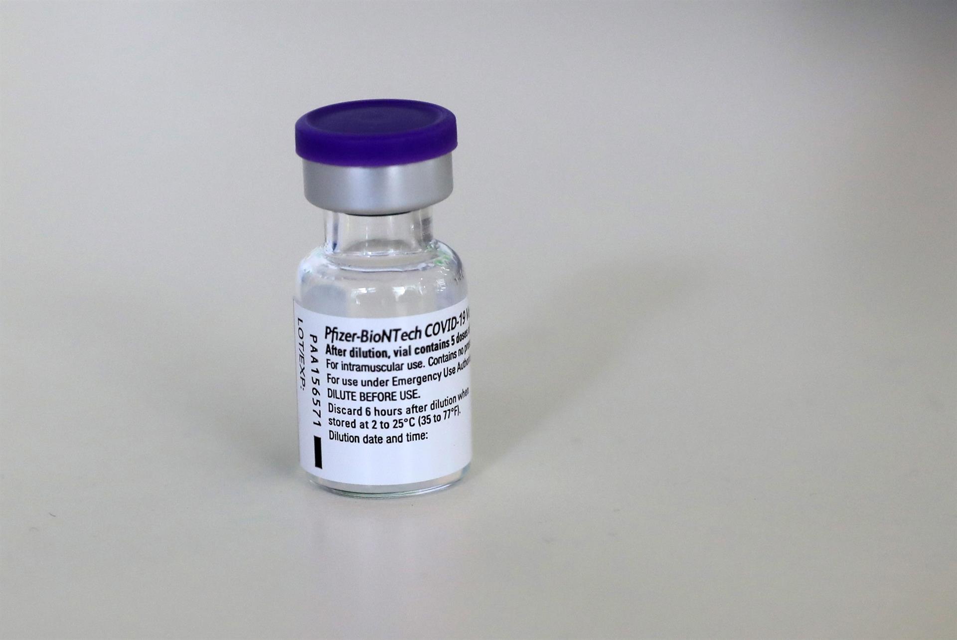 Pfizer dice que tres dosis de su vacuna podrían neutralizar ómicron