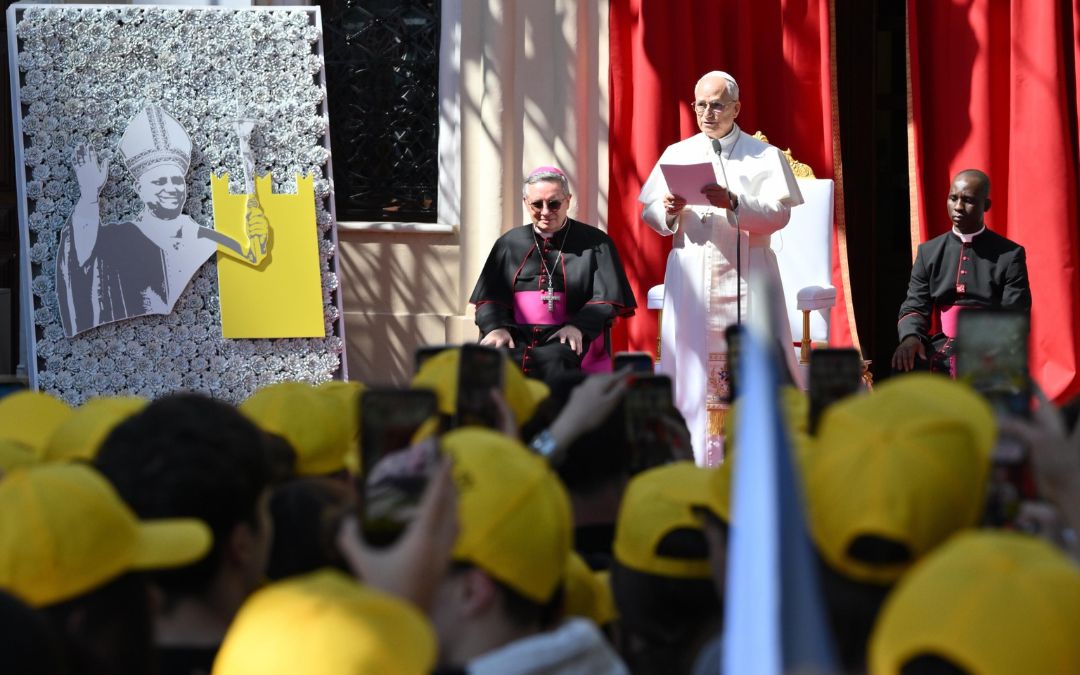 El papa pide a los jóvenes momentos de escucha y silencio ante «mensajes, reels y chats»