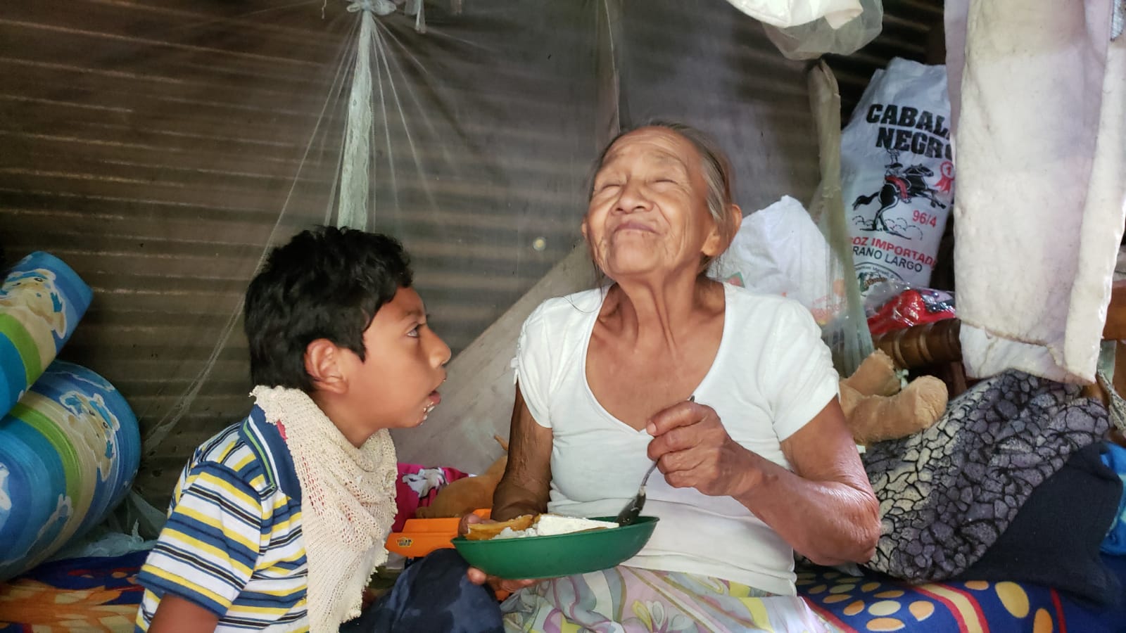 Construyen casa para anciana que adoptó a niño con discapacidad, en San Marcos