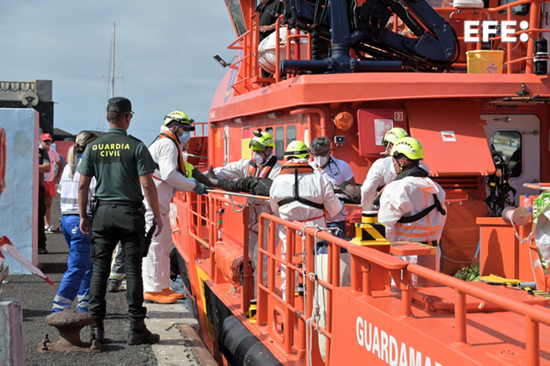 Al menos 48 inmigrantes muertos tras naufragar una barcaza cerca de Canarias