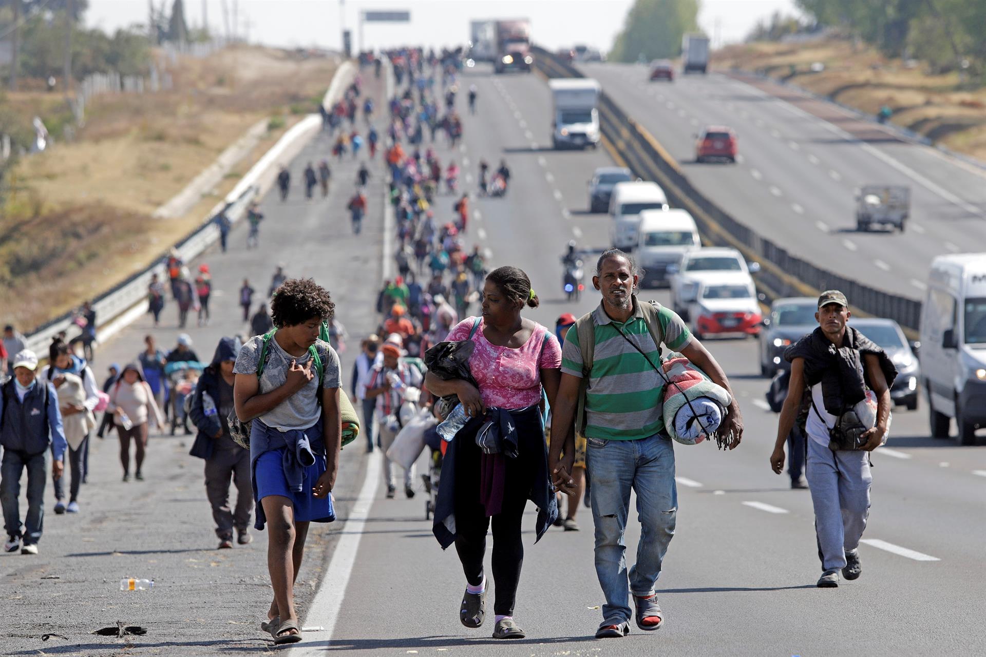 Caravana migrante avanza en México pese a impacto de accidente y agresiones