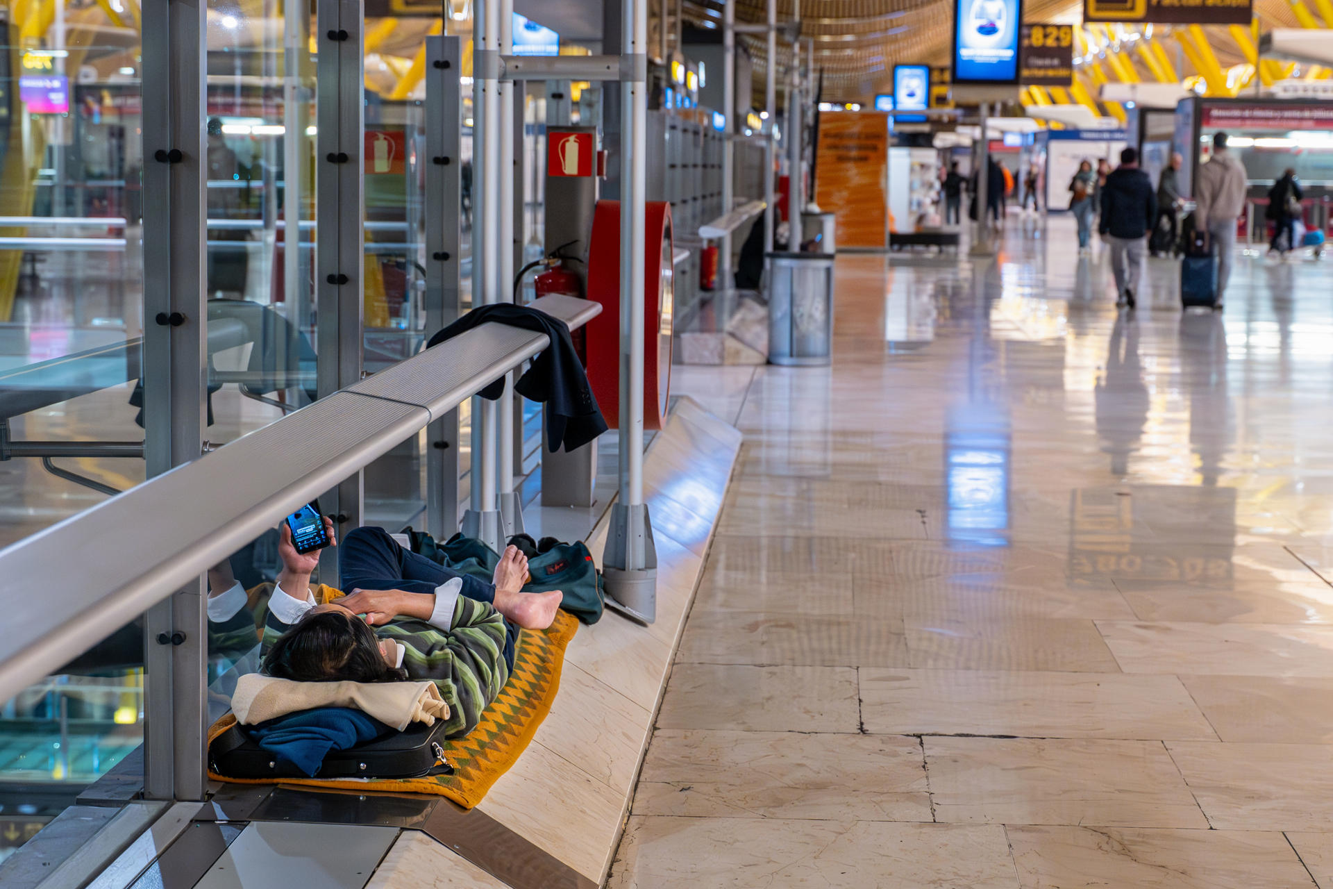 Vivir en un aeropuerto, la realidad de cientos de inmigrantes en Madrid