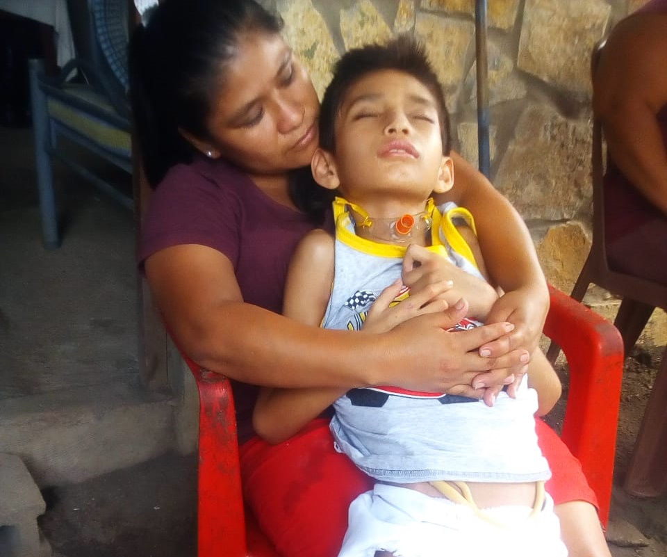 El niño que soñaba con convertirse en chef y un accidente lo dejó sin habla ni movilidad