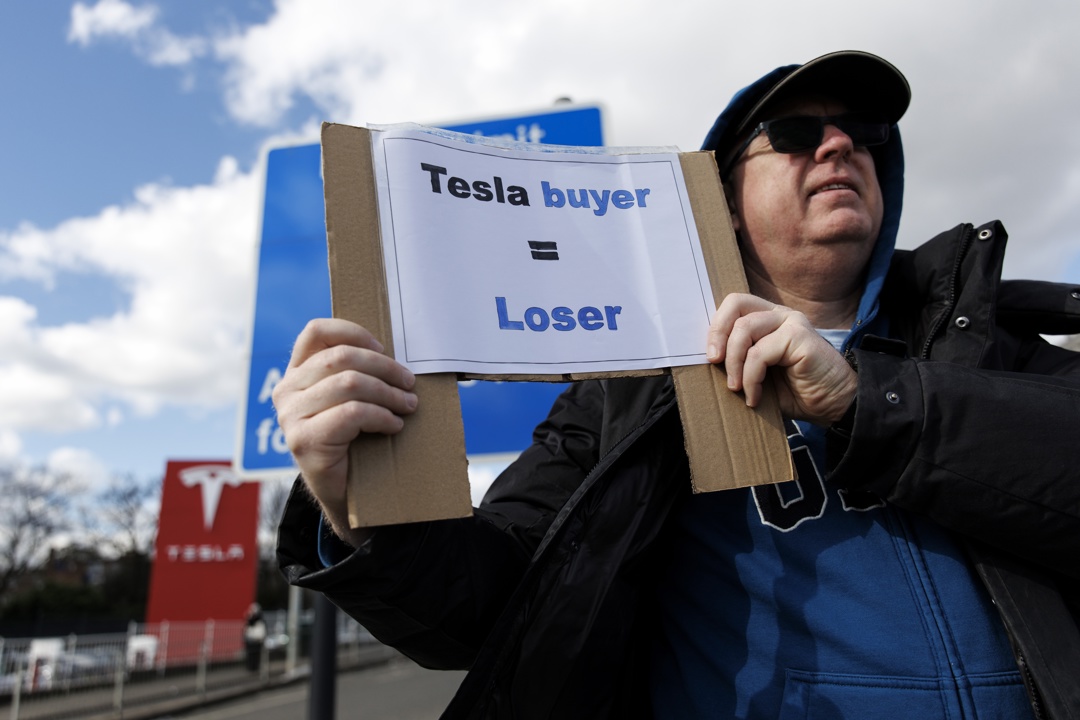 Trump llama «terroristas» a quienes queman Teslas y los amenaza: «Podrían ir a cárceles de El Salvador»