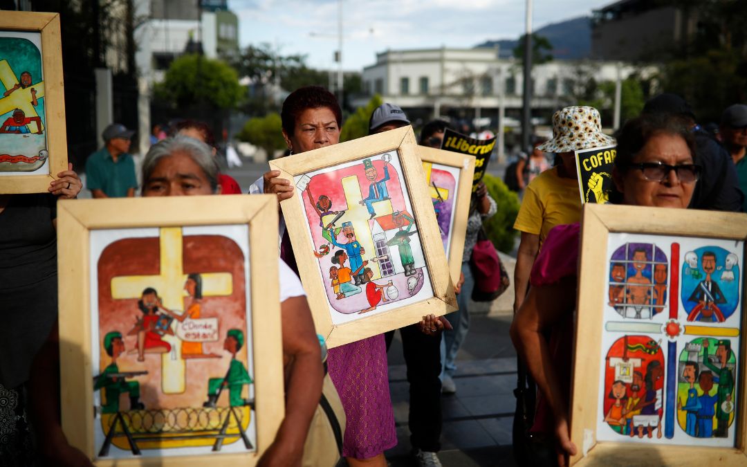 Piden en un vía crucis la liberación de detenidos en régimen de excepción en El Salvador