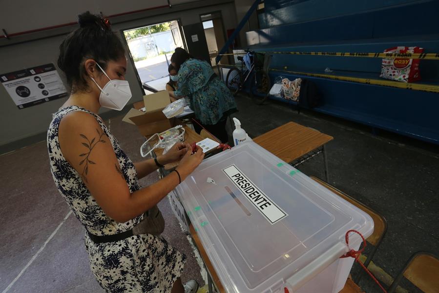 Los centros de votación abren en Chile para el crucial balotaje entre Boric y Kast