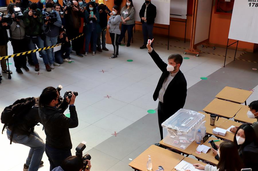 El izquierdista Gabriel Boric afirma que será el presidente todos los chilenos