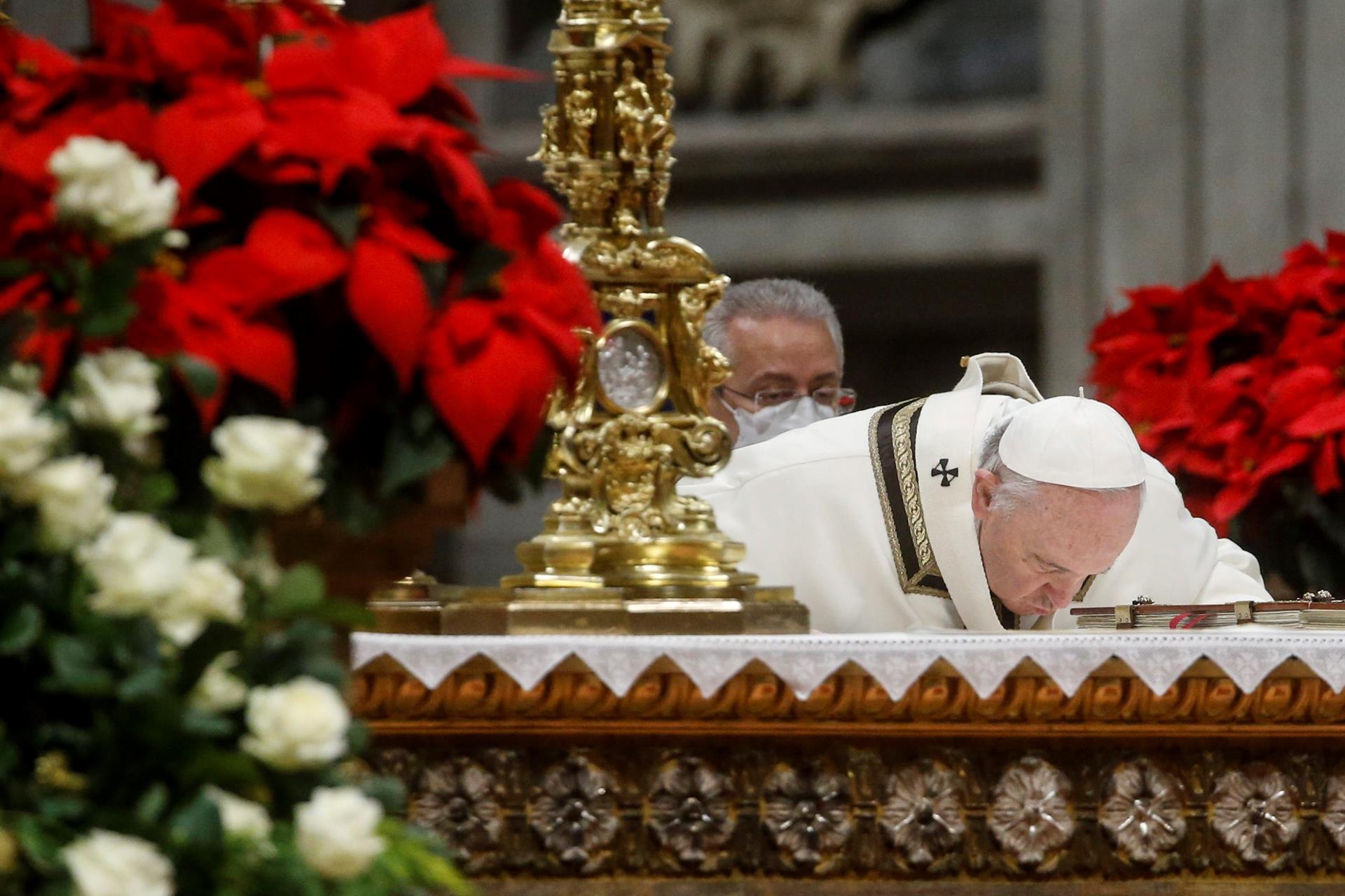 El papa reclama trabajos dignos y seguros en la Misa del Gallo