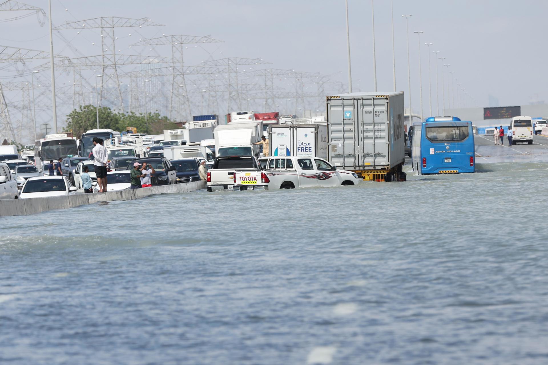 Al menos un muerto en las mayores lluvias en 75 años en Emiratos Árabes Unidos