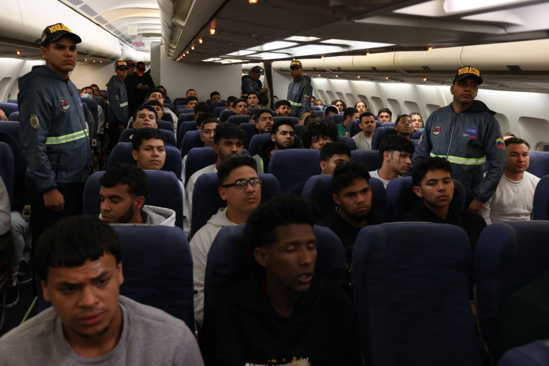 Aterriza en Venezuela un avión estadounidense con 175 migrantes deportados por Washington