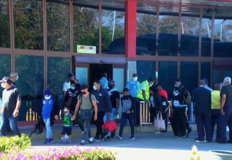 Cubanos en el «limbo» por cancelación de vuelo a Managua