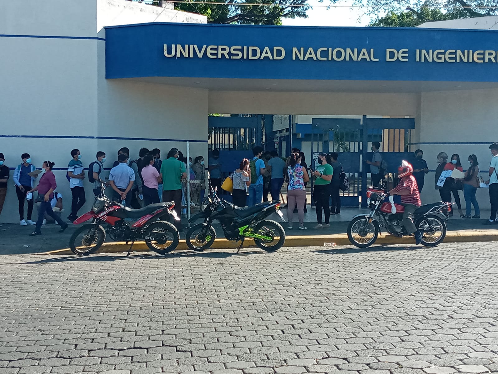 Decenas de jóvenes buscan un cupo para estudiar en la UNI con el inicio del test  psicométrico