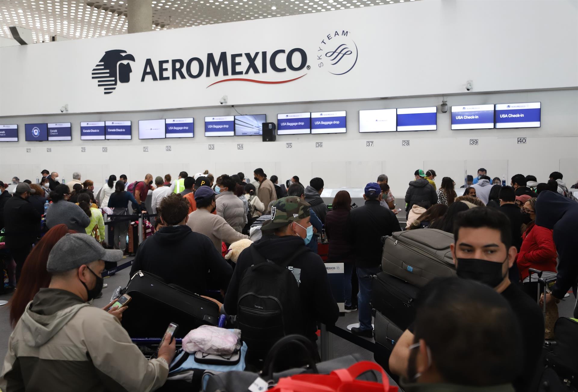 Cancelan decenas de vuelos en México por contagios de personal de aerolíneas