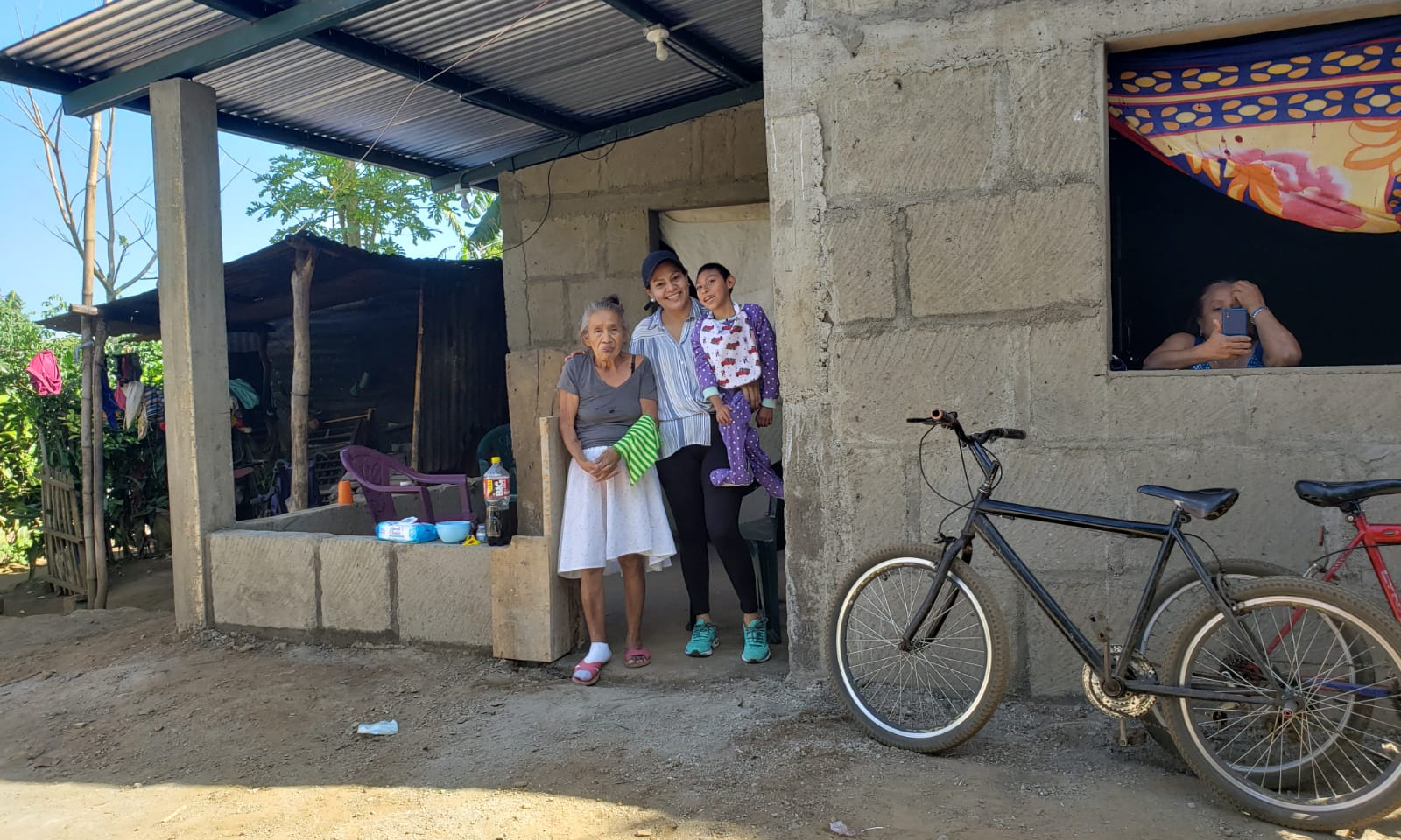 Año nuevo, casa nueva para anciana y niño con parálisis cerebral