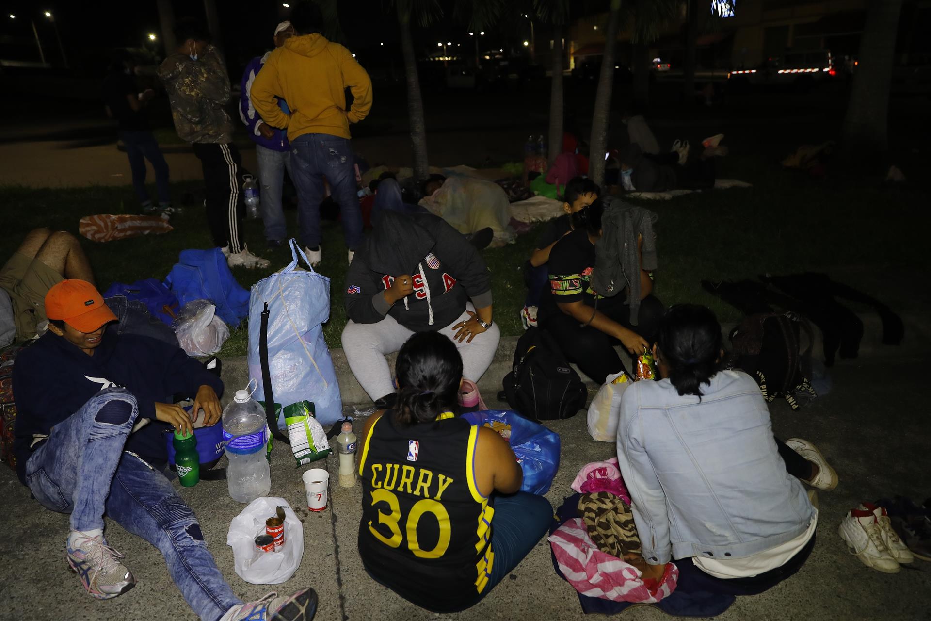 Centenares nicaragüenses y hondureños salen en una caravana hacia Estados Unidos