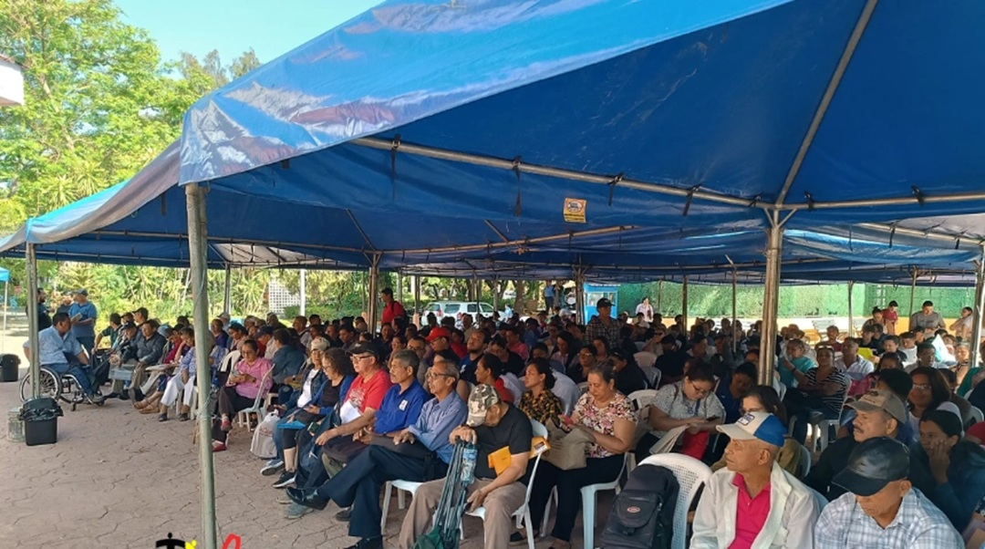 Cancillería intenta frenar cobros ilegales y desorden en filas por apostillados