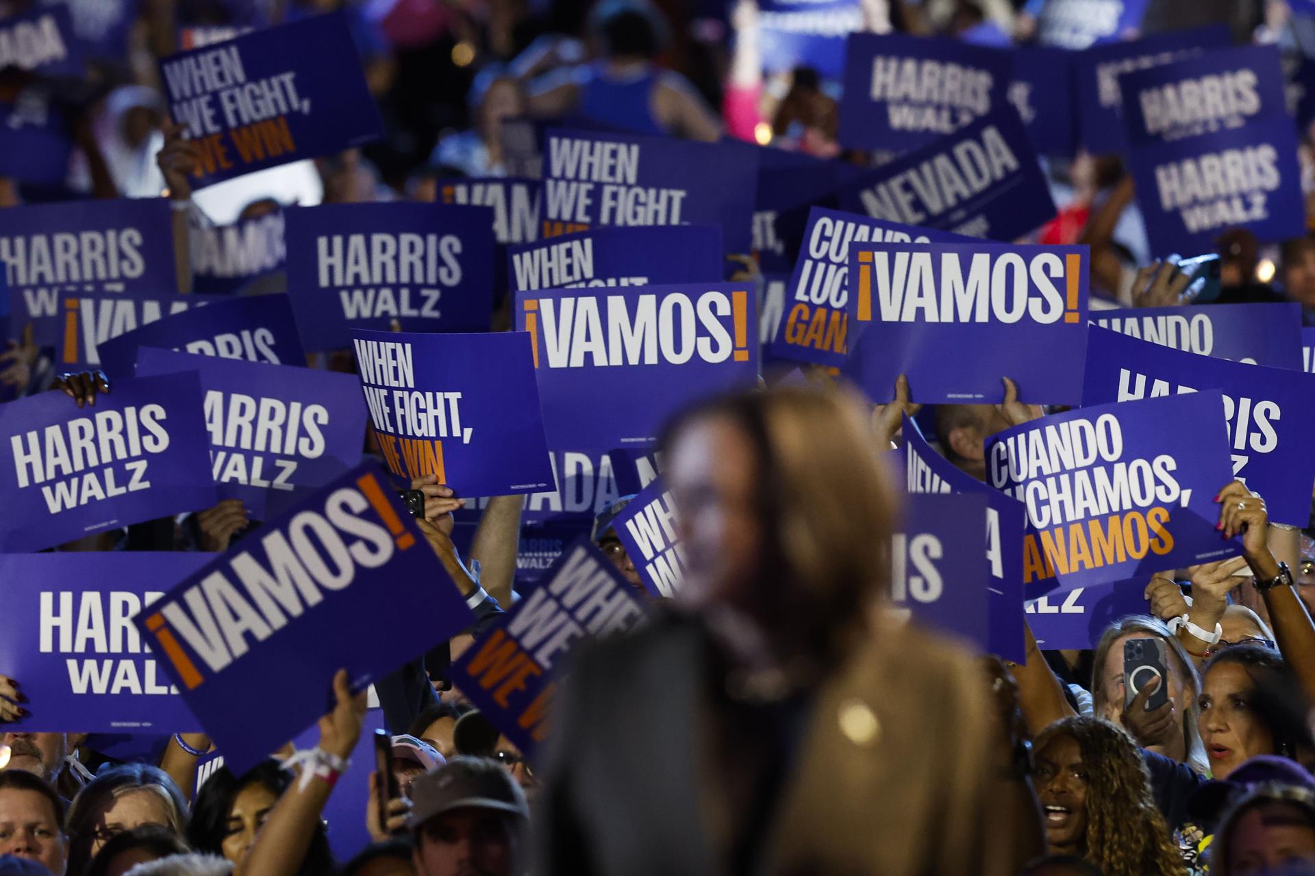 Kamala Harris aventaja a Trump entre votantes latinos de los estados clave, según encuesta