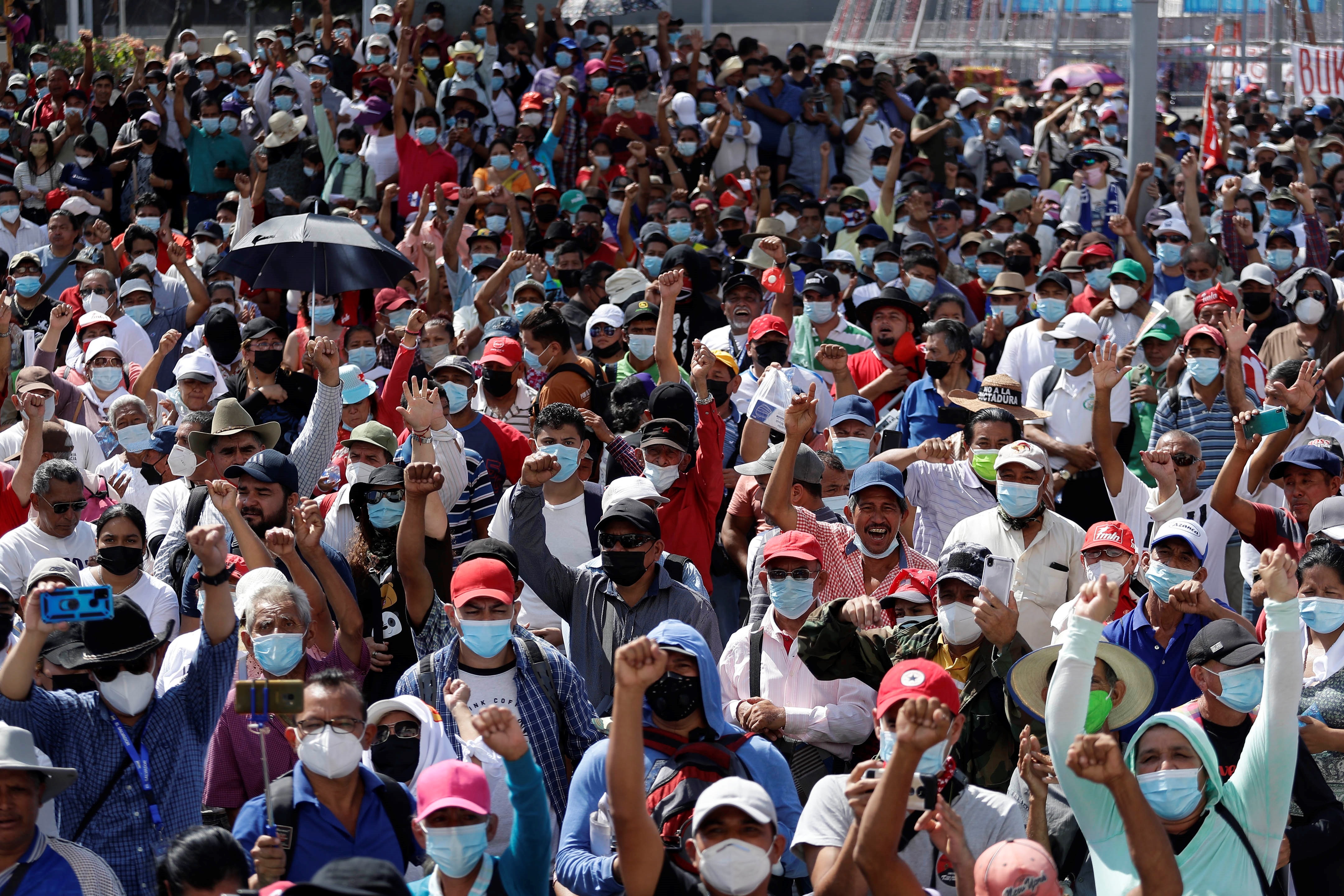 Los salvadoreños conmemoran 30 años de paz con una protesta contra el Gobierno