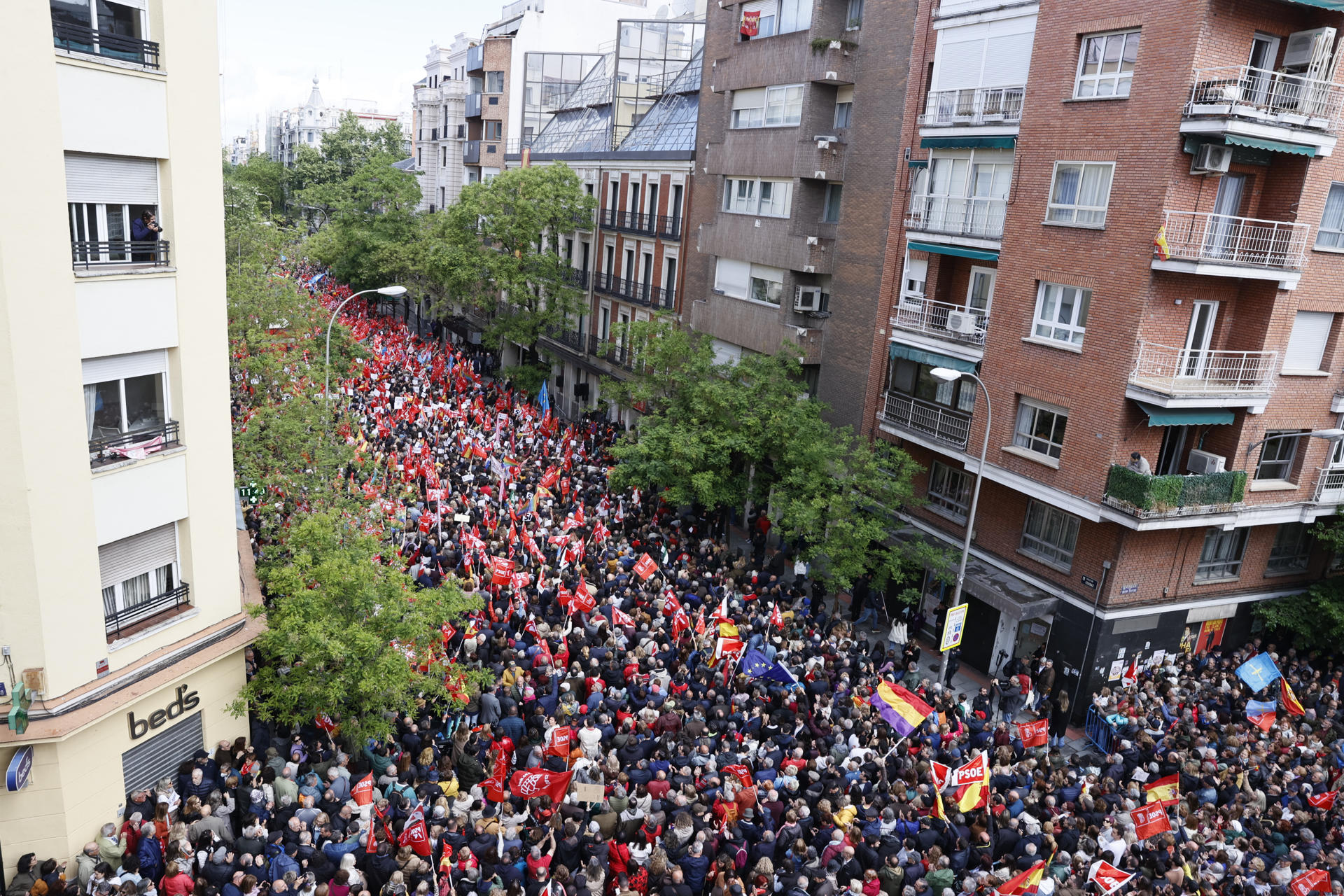 Militantes y dirigentes socialistas cierran filas en torno a Sánchez: «Pedro, quédate»