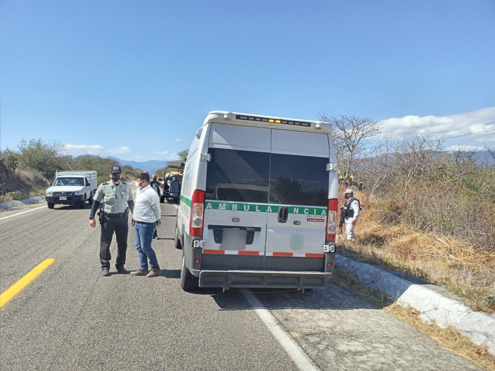 Rescatan a 28 migrantes nicaragüenses hacinados en ambulancia pirata en México