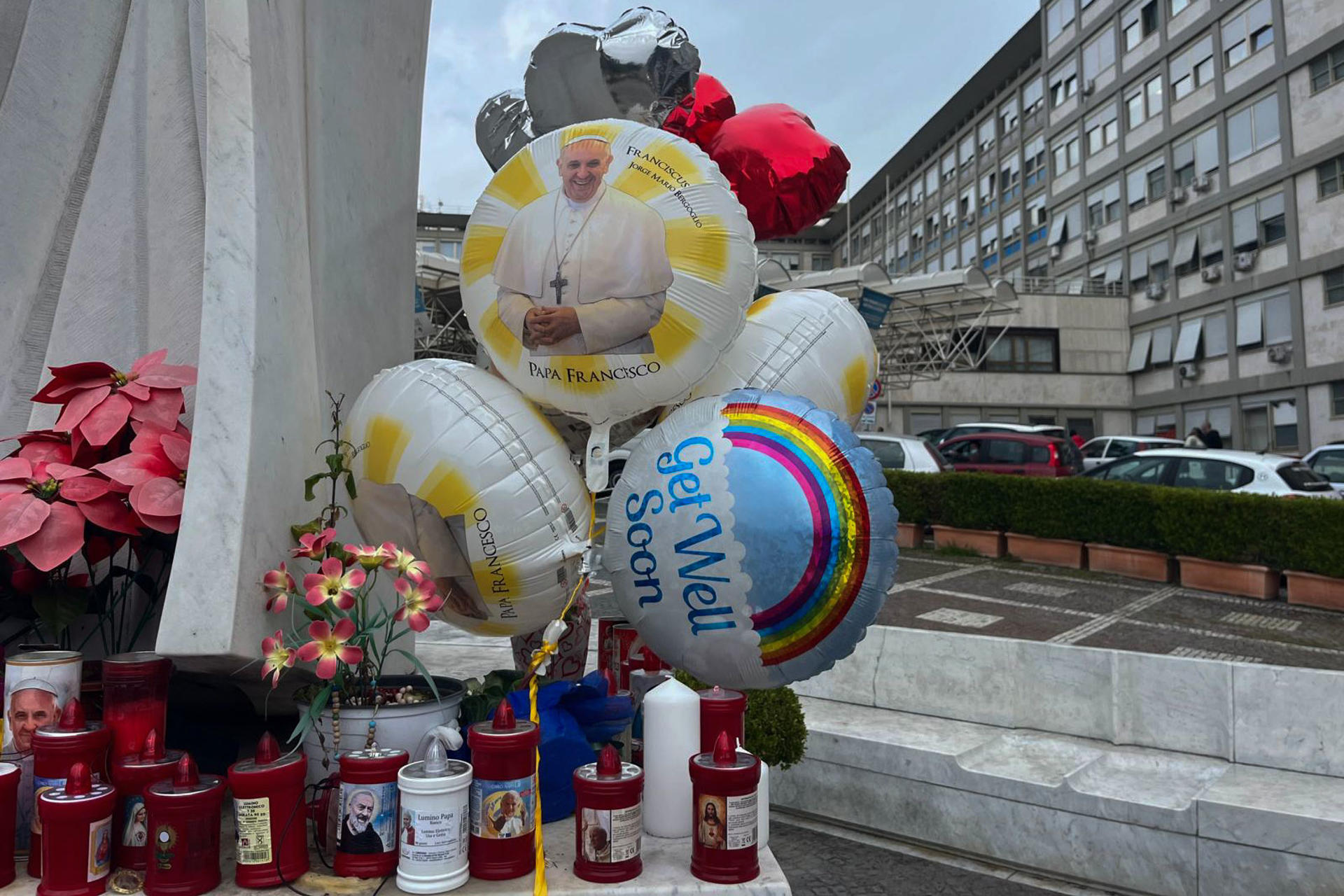 Globos, flores y oraciones: el altar improvisado al papa en el hospital sigue creciendo
