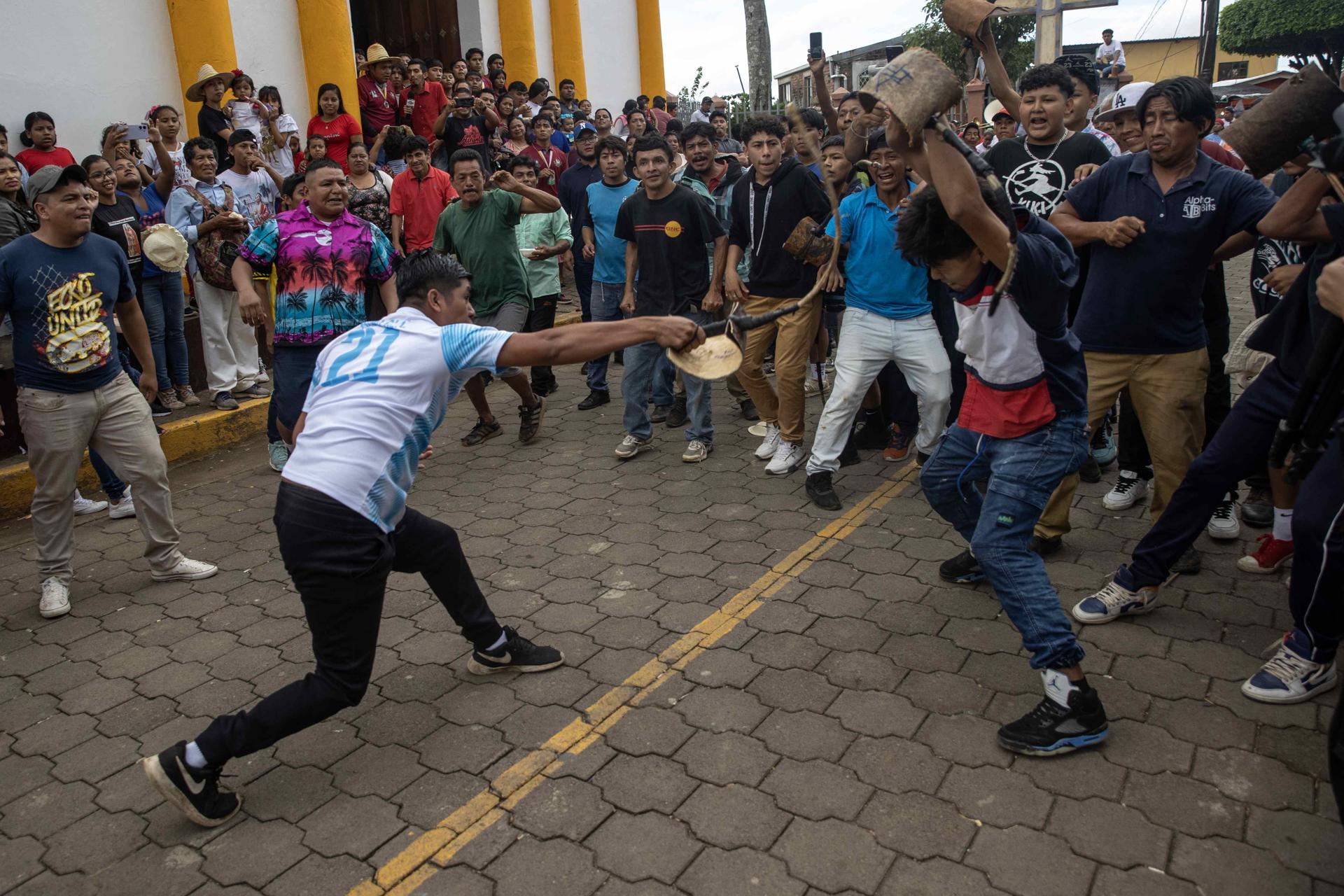 Devotos de San Juan Bautista se baten con látigos para pagar promesas