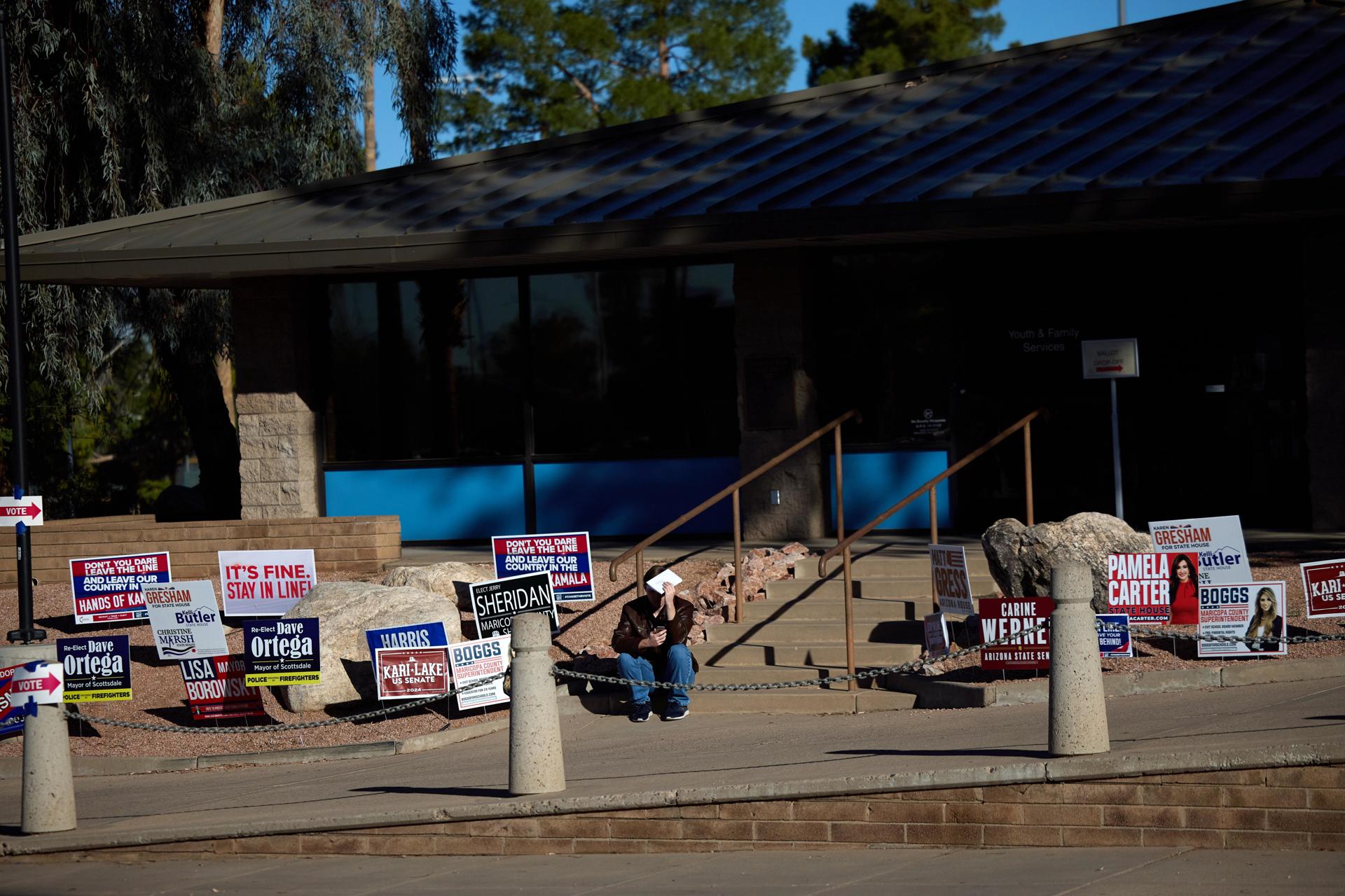 Arizona vota en colegios electorales blindados con guardias, drones y perímetros vallados