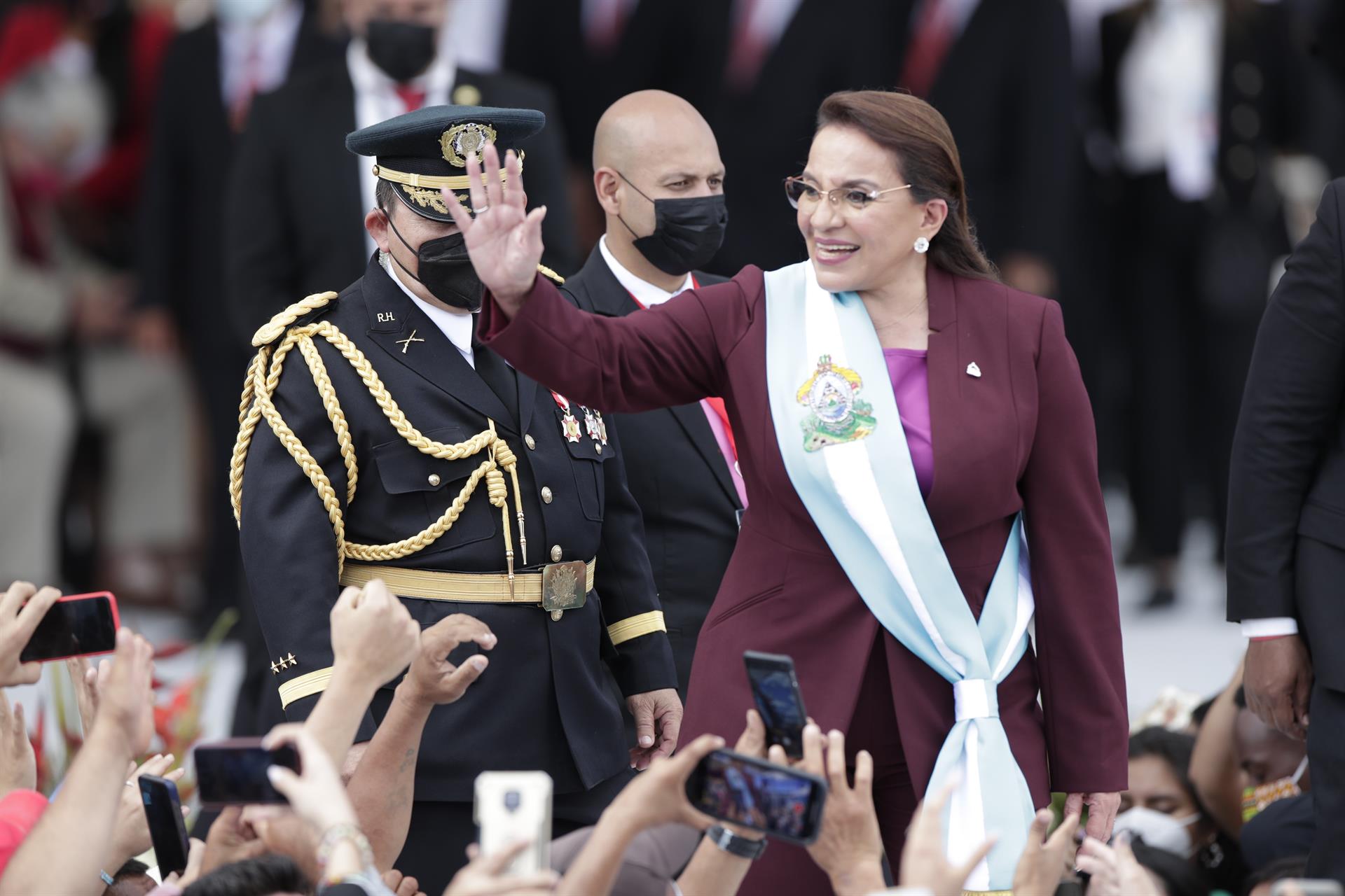 Xiomara Castro asume como presidenta de Honduras, un «hecho histórico» que «rompe cadenas»
