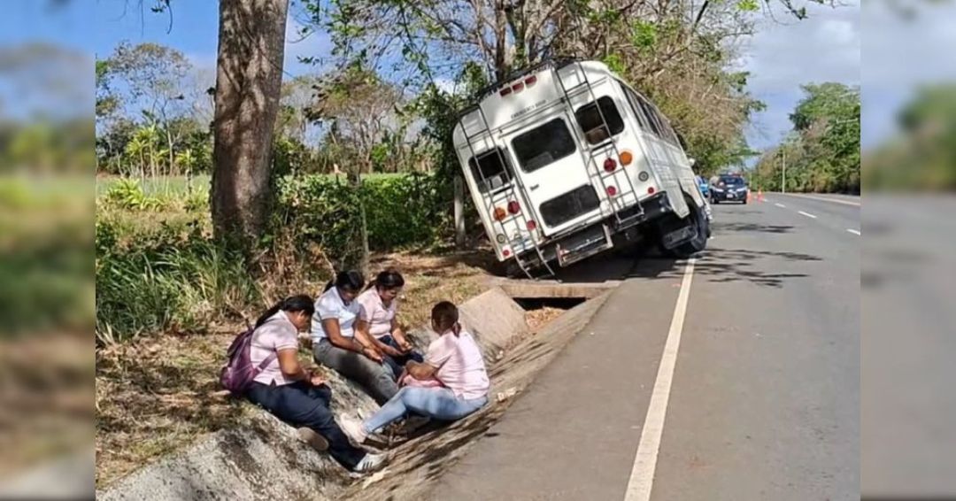Tres estudiantes lesionados al accidentarse el bus en el que se movilizaban a clases