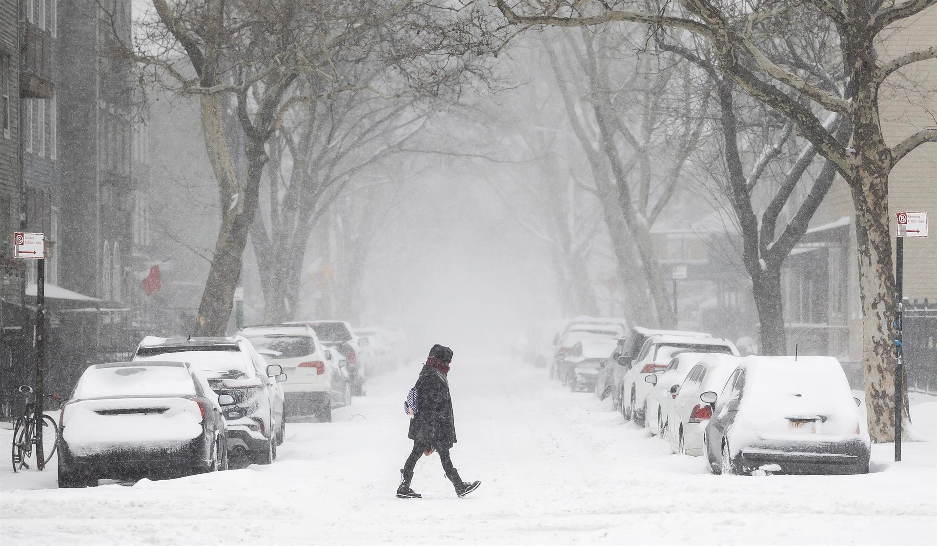 Miles de vuelos cancelados por la tormenta de nieve que azota el noreste de EE.UU.