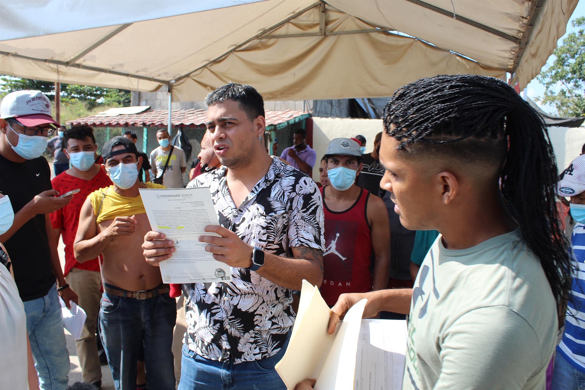 Un centenar de migrantes protesta contra las redadas en el sureste de México