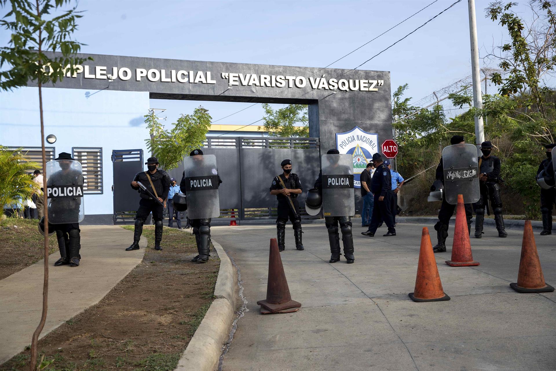La Policía Orteguista tortura a Ana Margarita Vijil y a su familia en el inicio del juicio en su contra