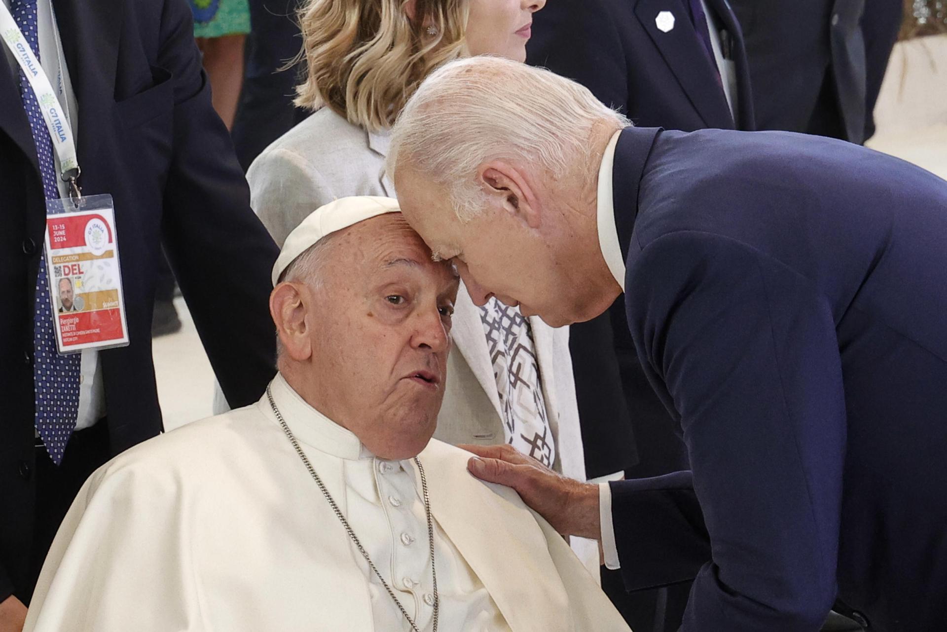 Biden apoya su frente sobre la del papa al encontrase en la cumbre del G7 en Italia
