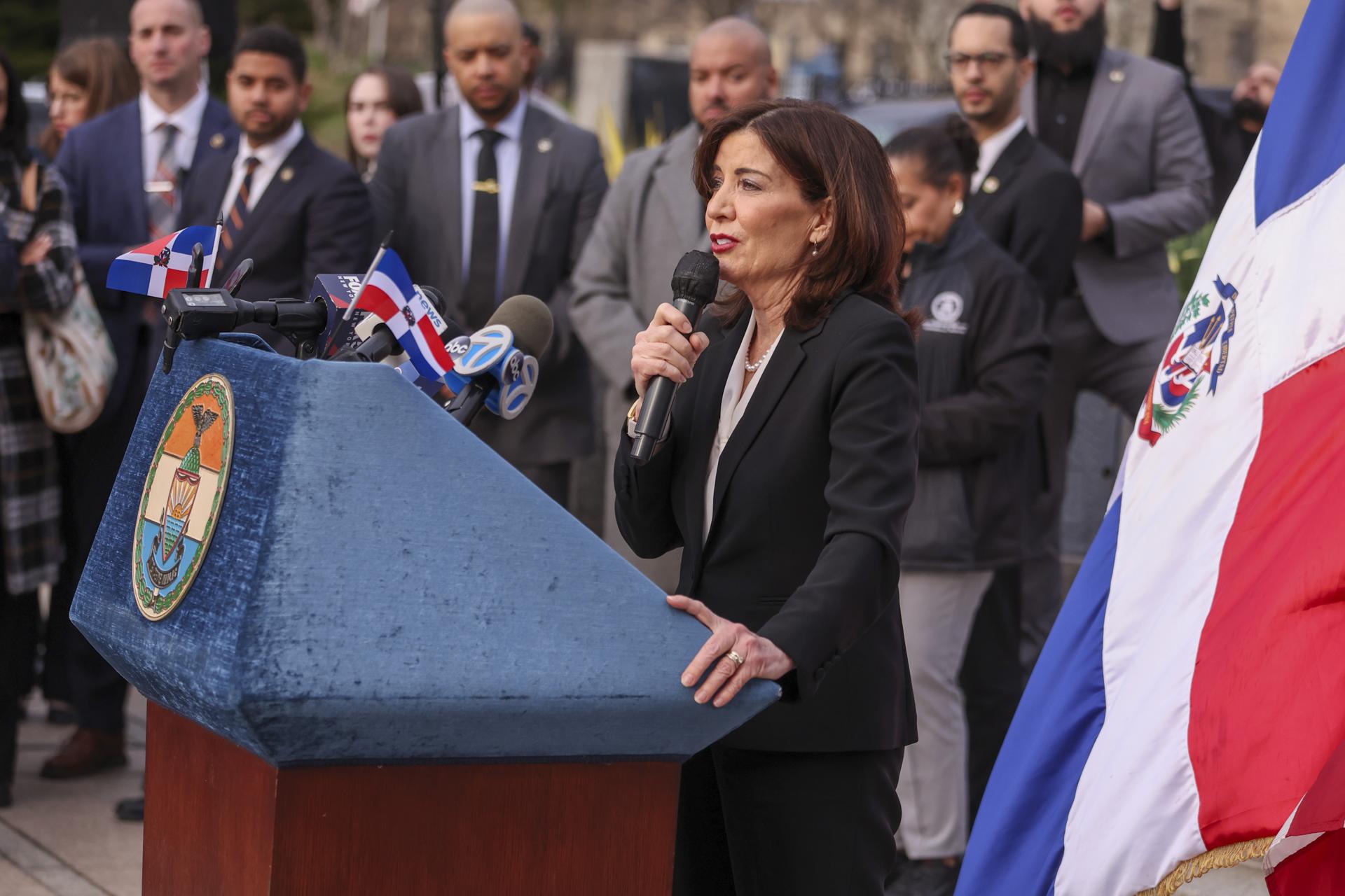 Gobernadora Demócrata de Nueva York evita la deportación de un emigrante de Laos