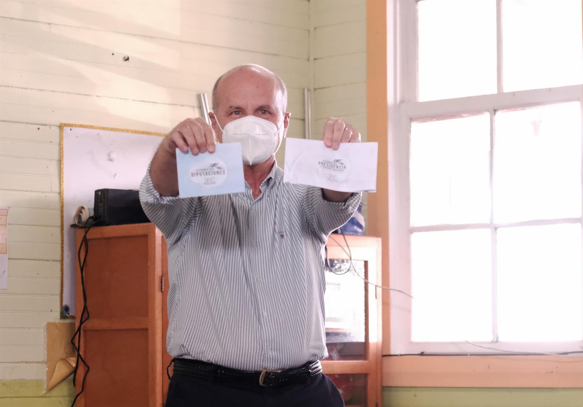 El expresidente Figueres emite su voto y hace un llamado a «rescatar» a Costa Rica