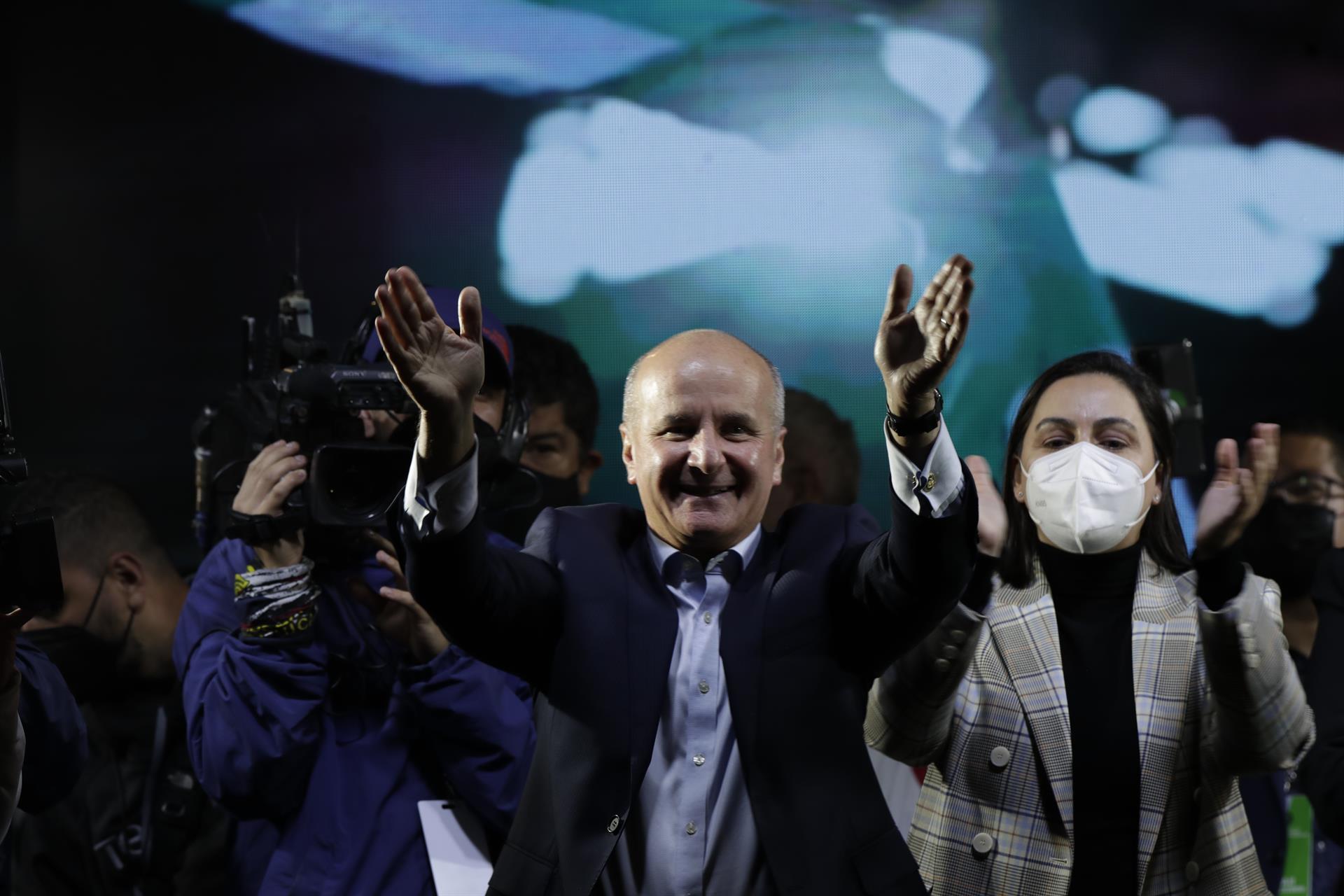 Costa Rica irá a segunda vuelta entre el expresidente Figueres y el economista Chaves