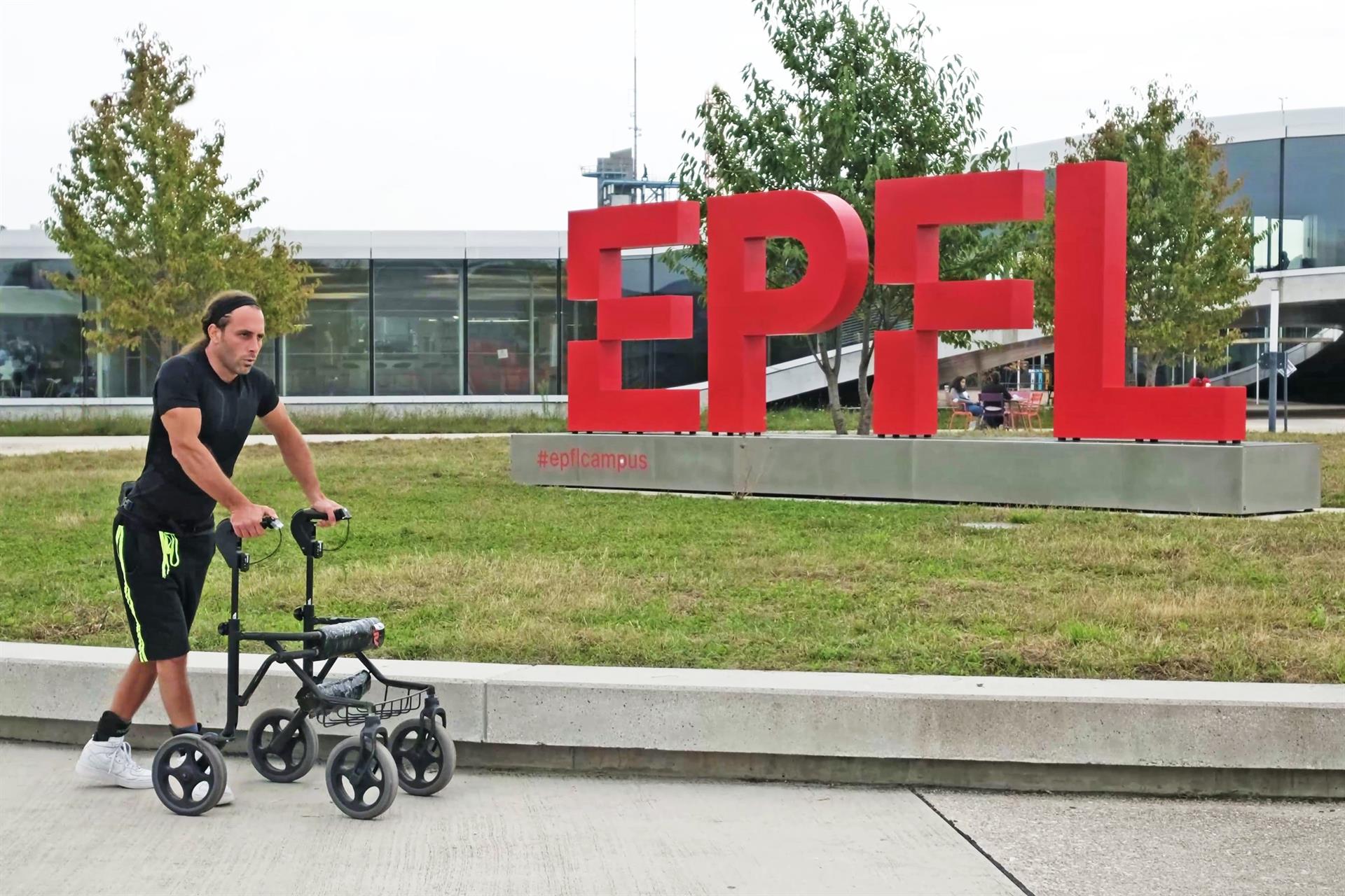 Tres parapléjicos logran volver a caminar tras exitoso implante que estimula la médula espinal