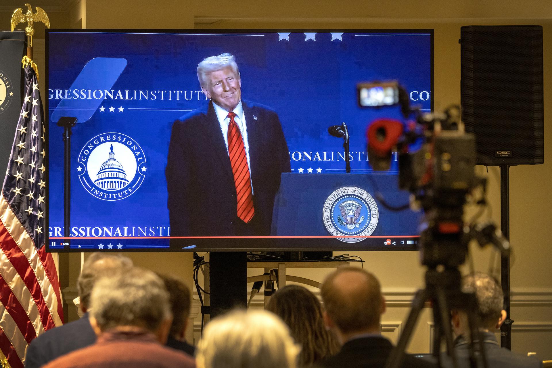 Trump defiende los cientos de inmigrantes deportados en sus primeros días de mandato